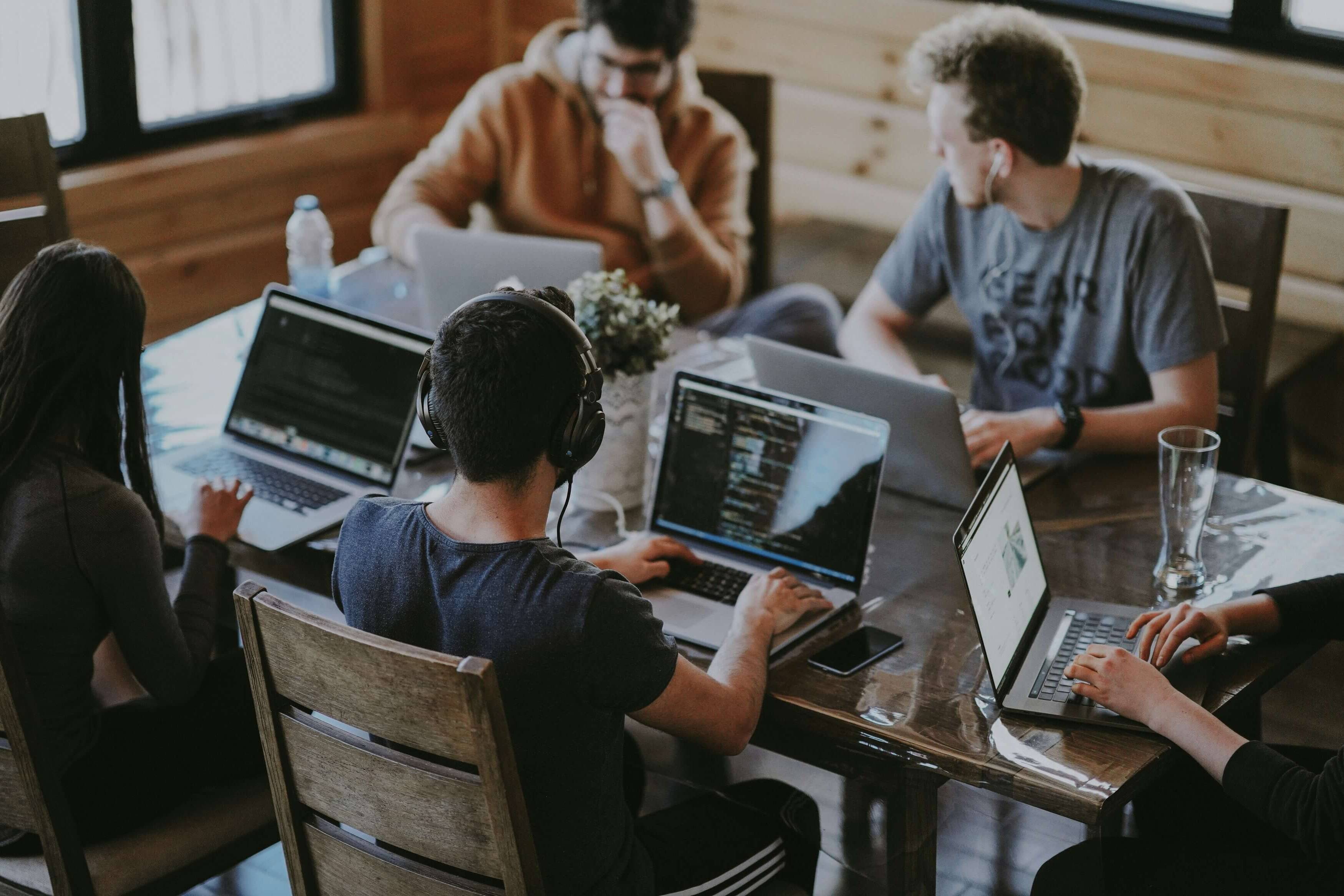 Afbeelding van ons ontwerpteam aan het werk