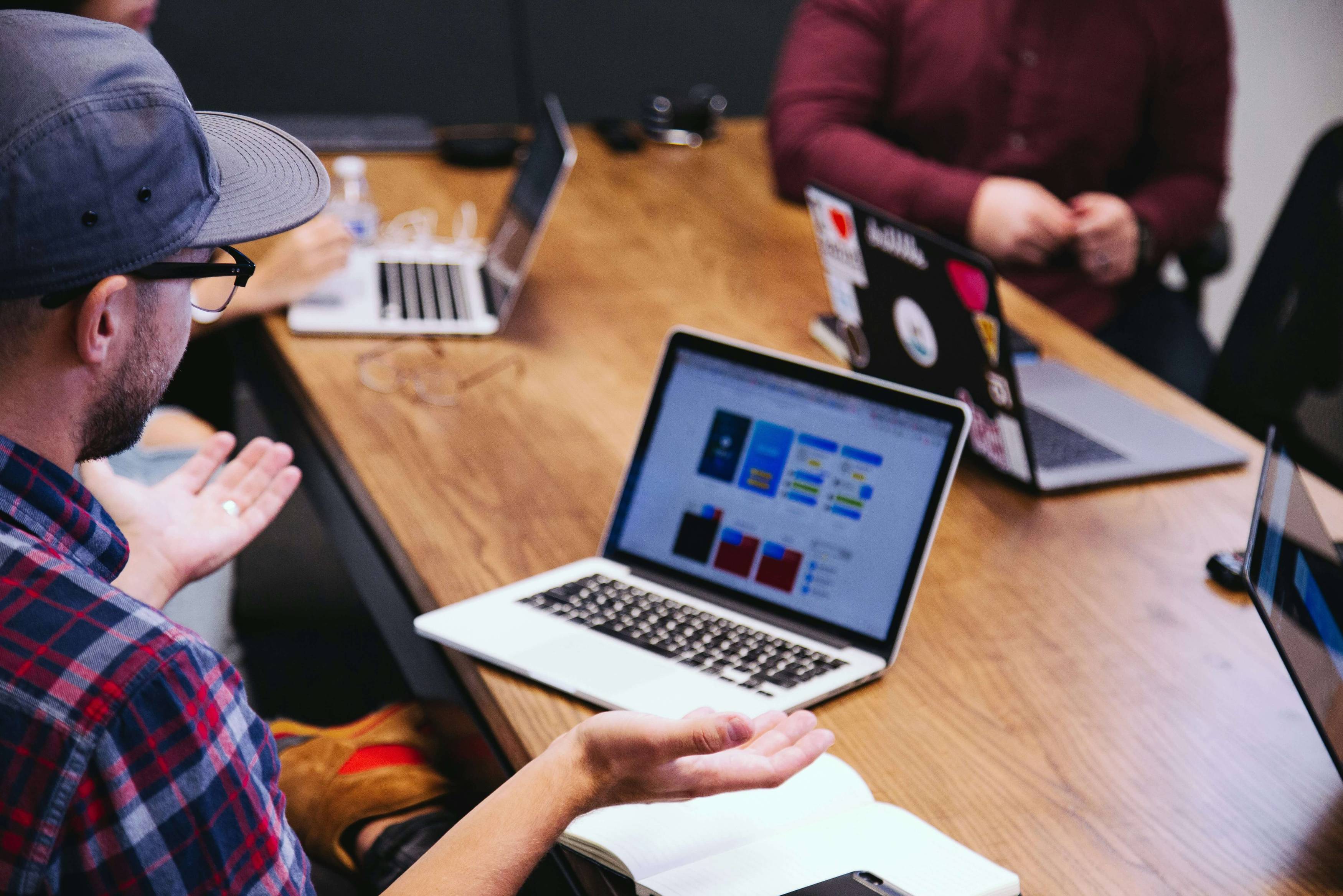 Afbeelding van ons ontwerpteam aan het werk