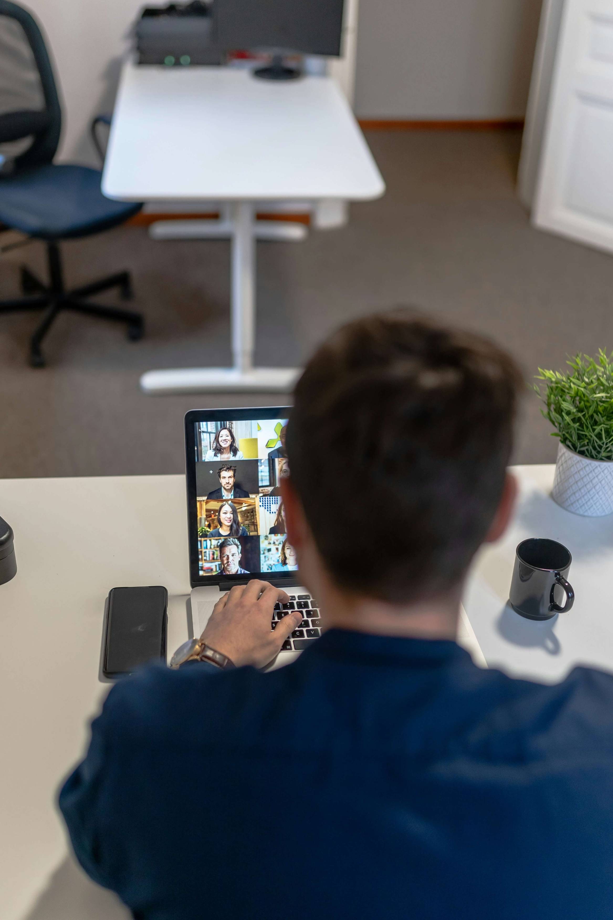 Afbeelding van ons consulting- en strategieteam aan het werk